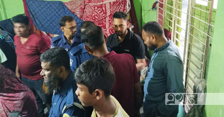 ঘটনাস্থলে পুলিশ ও স্থানীয়দের ভিড়